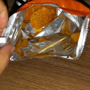 Patos cips paketinden çıkan kürdan tehlikesi