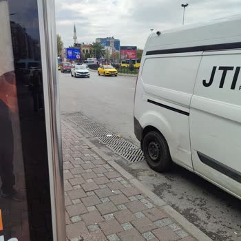 JTI Kadıköy'de Trafik Kurallarına Uymayan Araç Parkı Sorunu!