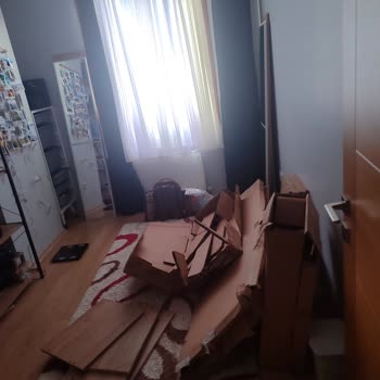 Eksik Parçalarla Dağınıklık İçinde Bekleyiş