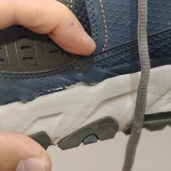 Skechers ayakkabımın yan tarafı açıldı, yalanlarla karşılaştım