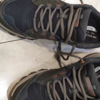 Skechers ayakkabımın yan tarafı açıldı, yalanlarla karşılaştım