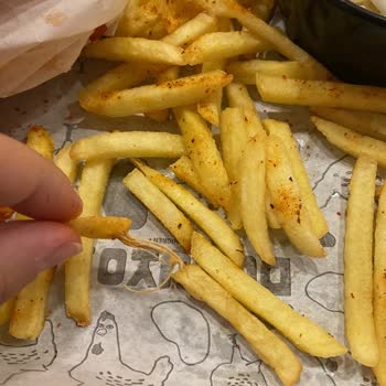 Doyuyo Restoranında Patates Kızartmasında Ahşap Kıymık Şoku ve İlgisiz Müdür Tavrı