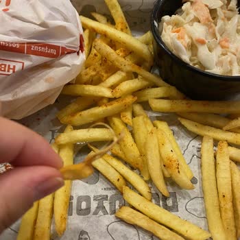 Doyuyo Restoranında Patates Kızartmasında Ahşap Kıymık Şoku ve İlgisiz Müdür Tavrı