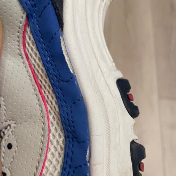 У меня разваливаются подошвы обуви Skechers, отказано в гарантии