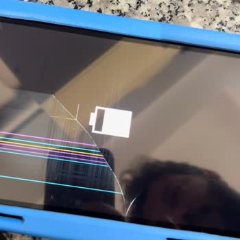 Kırık Tablet ve İlgisiz Satıcı