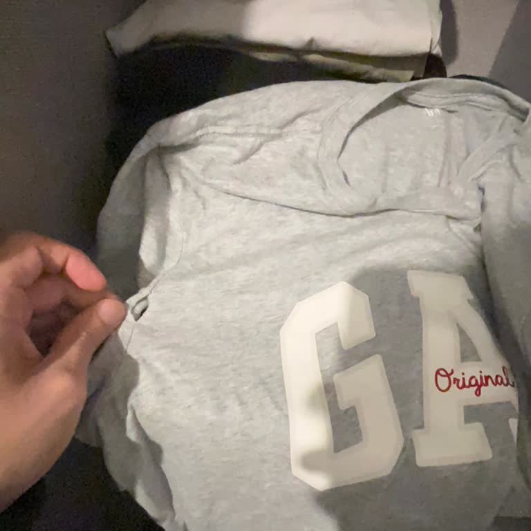 GAP Tişörtlerin Kalite Sorunu: İki Kere Giyince Sökülüyor