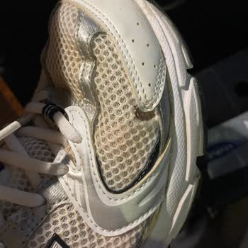 Garanti Süresinde Yırtılan Ayakkabıya Çözüm Bulunamıyor