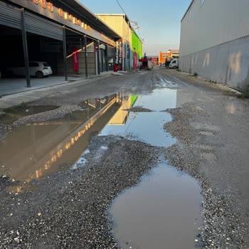 Tarsus Belediyesi'nin Asfalt Sorunu Müşterileri Kaçırıyor