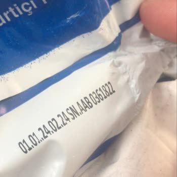 Şubeye teslim ettiğimiz ve fotoğrafını çektiğimiz kargoların etiket, seri numaraları ve poşetleri dahi değişmiş
