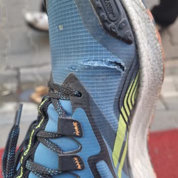 Reebok Schuhe mit Rissen auf beiden Seiten, mangelnde Qualität