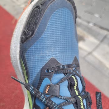 Reebok Schuhe mit Rissen auf beiden Seiten, mangelnde Qualität
