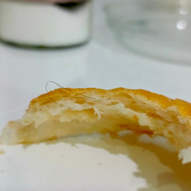 Ekmekte Hijyen Sorunu: Saç Parçası Şoku