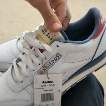 Reebok Schuhe: Falsche Größen und fehlerhafte Aufdrucke nach Bestellung über die offizielle Website