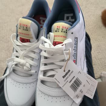 Reebok Schuhe: Falsche Größen und fehlerhafte Aufdrucke nach Bestellung über die offizielle Website