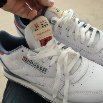 Reebok Schuhe: Falsche Größen und fehlerhafte Aufdrucke nach Bestellung über die offizielle Website