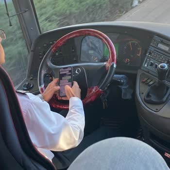 Kontur Turizm Şoförün Dikkatsizliği Yolcuları Tehlikeye Atıyor!