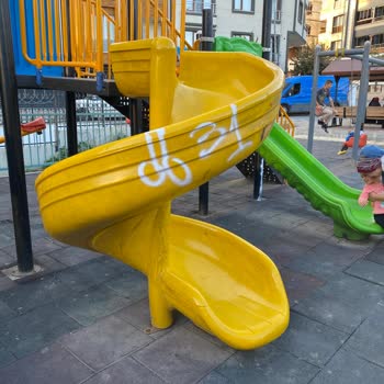 Oyun Parkındaki Uygunsuz Çizimlere Acil Çözüm