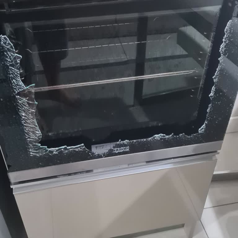 Franke Fırın Kapağı Patladı: Cam Kırıkları Tehlike Saçtı