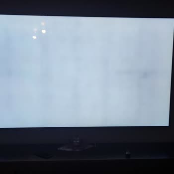 100 Bin TL'lik TV'de Dikey Gölgeler ve Ölü Pikseller