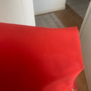 Kırmızı Çanta Hayal Kırıklığı: Yırtık ve Lekeli Geldi