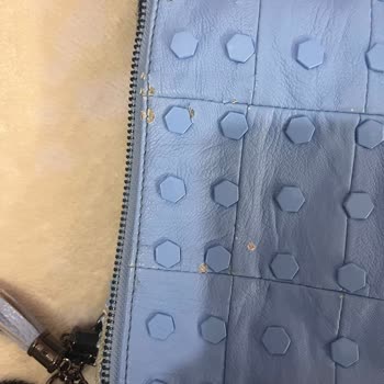 Aldığım deri çanta soyulmuş ve fermuarları bozuk çıktı