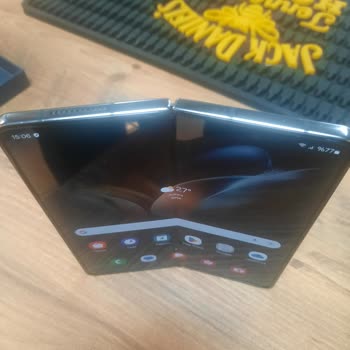 Samsung Fold 4'ün menteşe sorunu kronik mi?