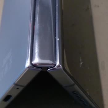 Samsung Fold 4'ün menteşe sorunu kronik mi?