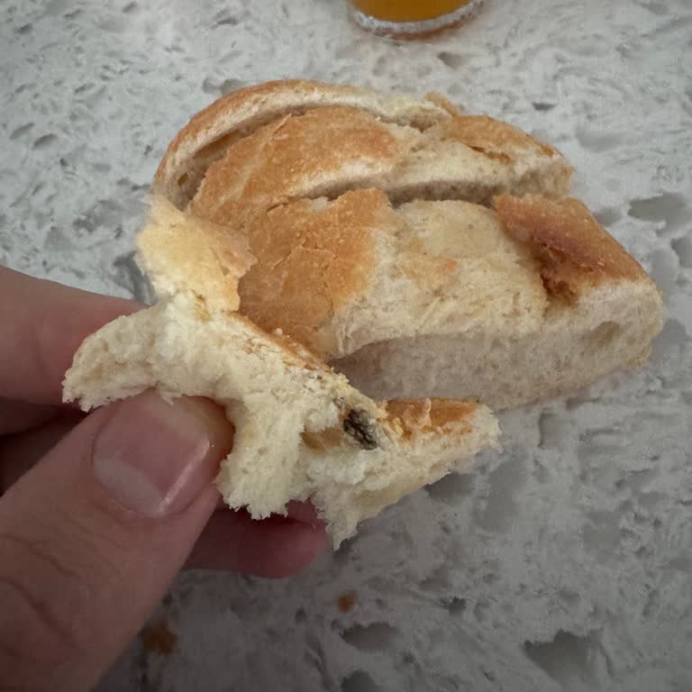 Migros'tan alınan ekmek ve peynirdeki sorunlar