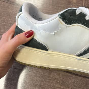 Lacoste ayakkabıda kısa sürede deri soyulması
