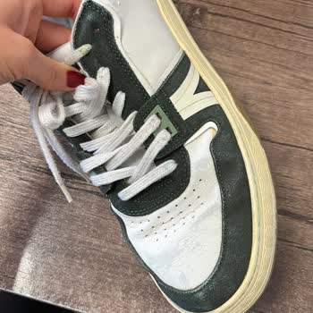 Lacoste ayakkabıda kısa sürede deri soyulması