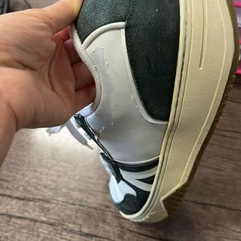Lacoste ayakkabıda kısa sürede deri soyulması