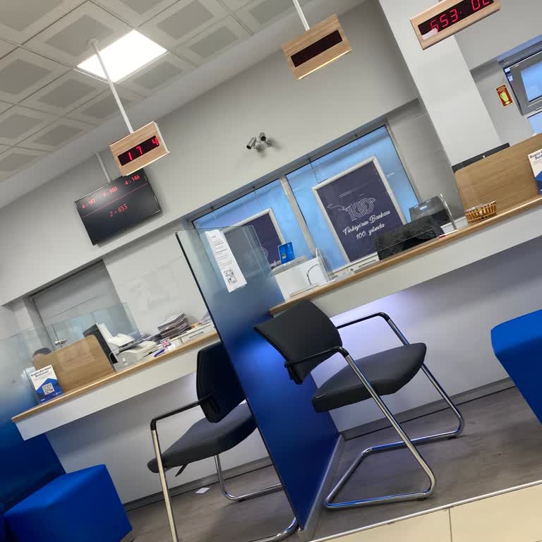 Gaziemir Şubesi'nde Uzun Bekleyiş ve İlgisizlik