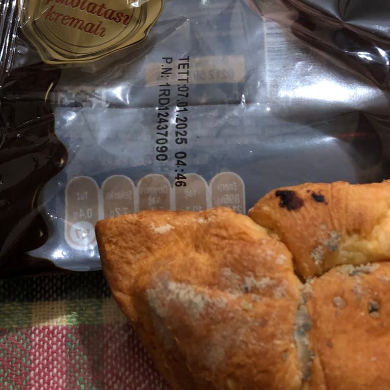Tarihi Geçmemiş Kruvasanın Küflü Çıkması