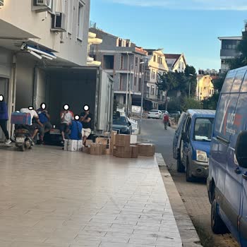 Yaklaşık bir saat bekledikten sonra kargolarımdan sadece bir tanesini bulabildiler