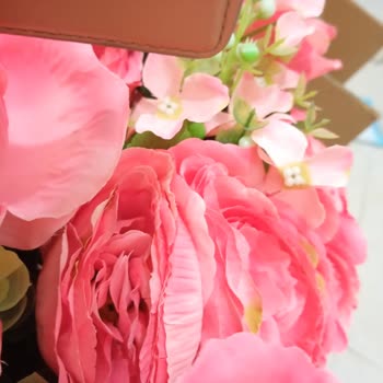 Özensiz Kargo Nedeniyle Zarar Gören Yapay Çiçekler