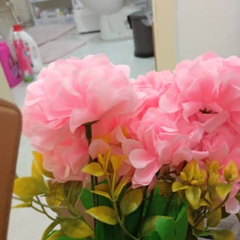 Özensiz Kargo Nedeniyle Zarar Gören Yapay Çiçekler