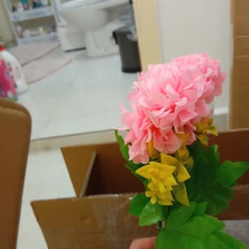 Özensiz Kargo Nedeniyle Zarar Gören Yapay Çiçekler