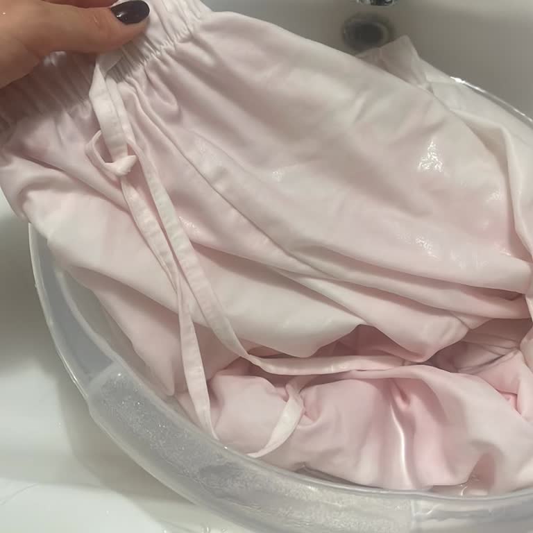 Domestos Beyazlatıcı Yanıltması: Pantolonum Pembe Oldu