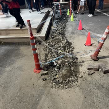 Okul Bahçesindeki Tehlikeli Çukur: İSKİ'nin İhmali Öğrencileri Tehlikeye Atıyor