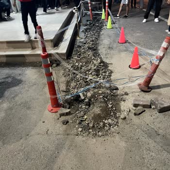Okul Bahçesindeki Tehlikeli Çukur: İSKİ'nin İhmali Öğrencileri Tehlikeye Atıyor