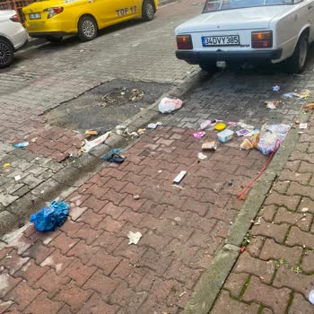 Kağıthane'de Çöp Sorunu: Her Sabah Kaldırımlarda Engellerle Karşılaşıyoruz