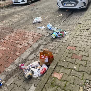 Kağıthane'de Çöp Sorunu: Her Sabah Kaldırımlarda Engellerle Karşılaşıyoruz