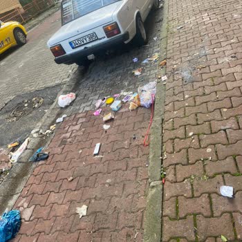 Kağıthane'de Çöp Sorunu: Her Sabah Kaldırımlarda Engellerle Karşılaşıyoruz