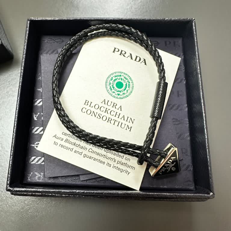 Возврат подарка Prada отклонили, предложили кредит магазина