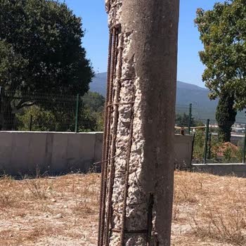 Gediz Elektrik Direkleri Tehlike Saçıyor