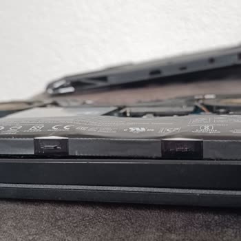 Acer Nitro 5: Batarya Şişmesi Ve Paslı Vida Sorunu