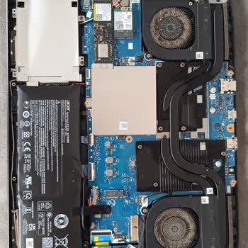 Acer Nitro 5: Batarya Şişmesi Ve Paslı Vida Sorunu