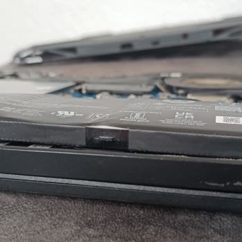 Acer Nitro 5: Batarya Şişmesi Ve Paslı Vida Sorunu