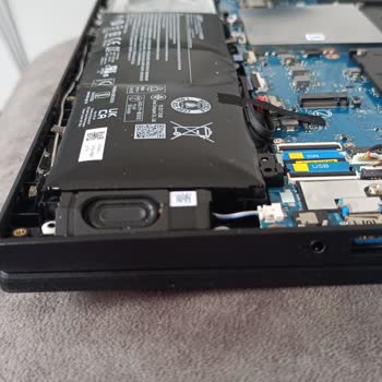 Acer Nitro 5: Batarya Şişmesi Ve Paslı Vida Sorunu