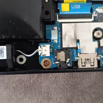 Acer Nitro 5: Batarya Şişmesi Ve Paslı Vida Sorunu